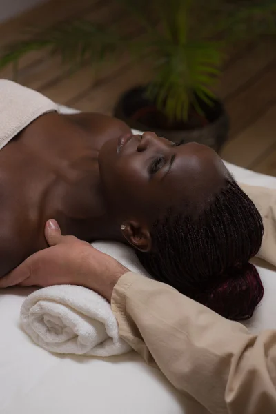 Mujer en el salón de spa —  Fotos de Stock