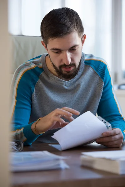 Geschäftsmann arbeitet mit Papieren — Stockfoto