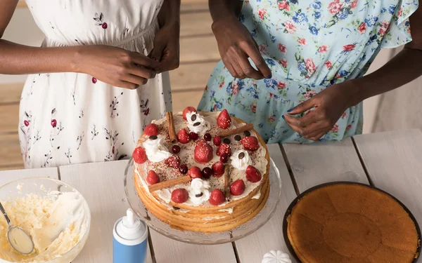 케이크를 요리 하는 여자 — 스톡 사진