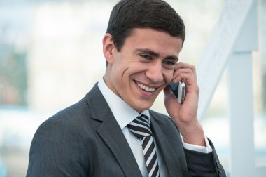 İş adamı telefonda konuşuyor.