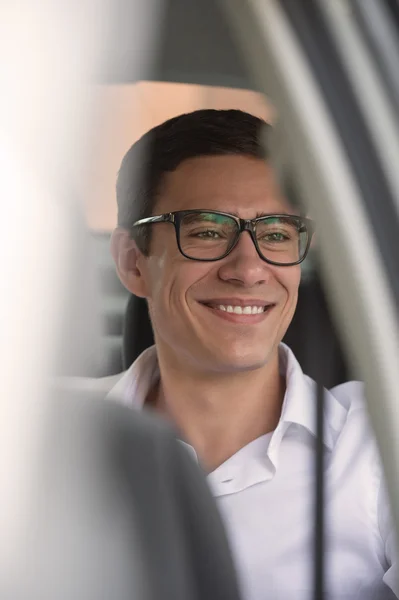 Hombre de negocios cabalgando en coche —  Fotos de Stock