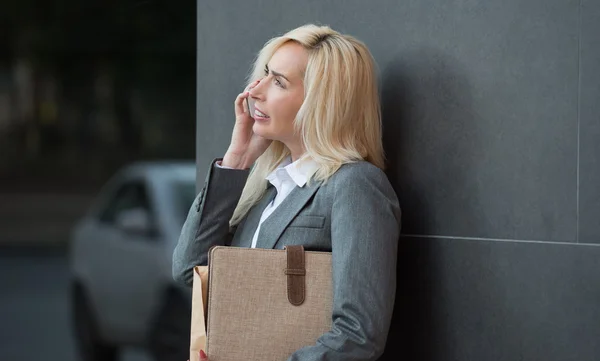 Businesswoman talking on cellphone — Stock Photo, Image