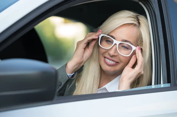 Affärskvinna i bil — Stockfoto