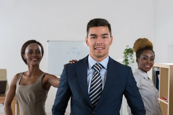 Jefe de equipo con compañeros de trabajo — Foto de Stock