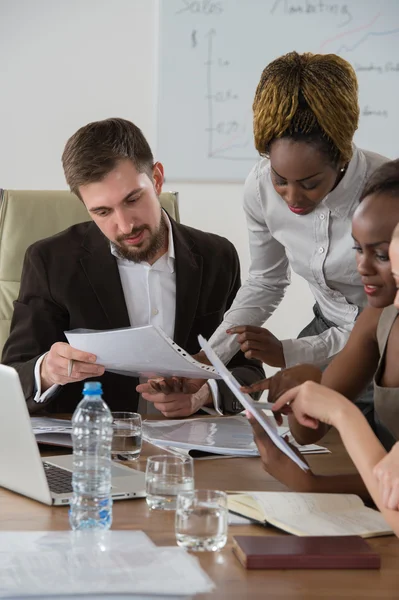 Business meeting op kantoor — Stockfoto