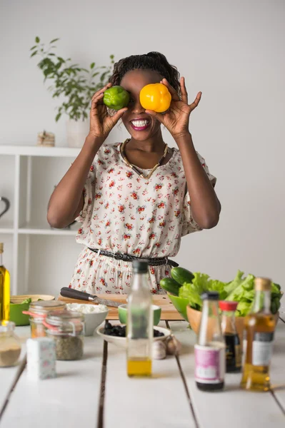 Mulher cozinhar salada — Fotografia de Stock