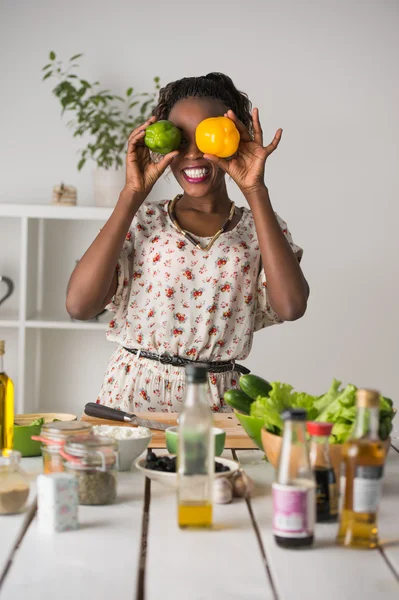 Frau kocht Salat — Stockfoto