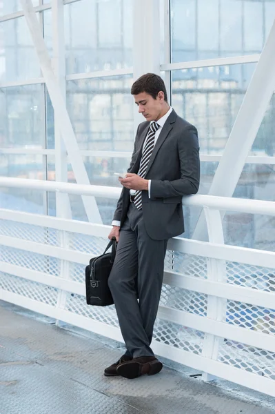 Uomo d'affari che utilizza lo smartphone — Foto Stock