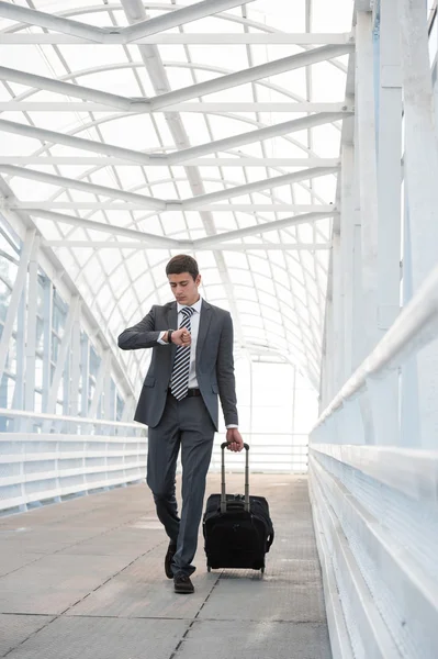 Uomo all'aeroporto — Foto Stock