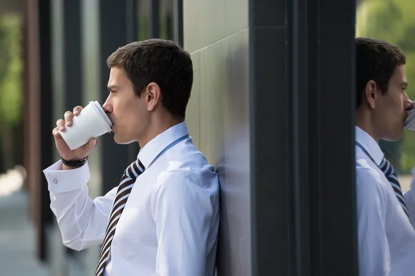 Empresario bebiendo café — Foto de Stock