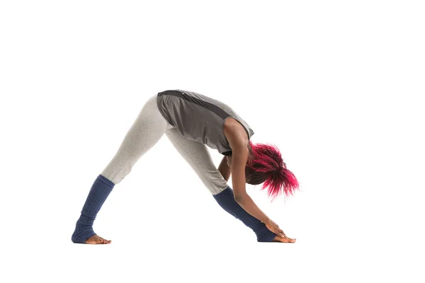 Vrouw doet yoga oefeningen — Stockfoto