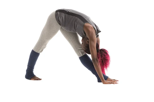 Vrouw doet yoga oefeningen — Stockfoto