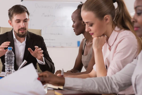 Riunione di lavoro in ufficio — Foto Stock