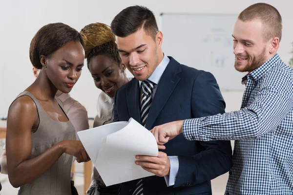 Equipo de Negocios Discutiendo Documentos — Foto de Stock