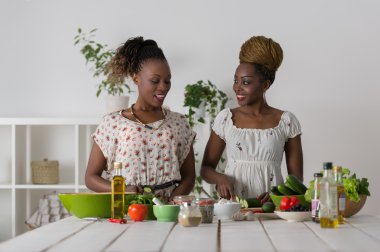 İki genç Afrikalı kadınlar yemek