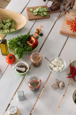 İki Afrikalı kadınlar yemek salata