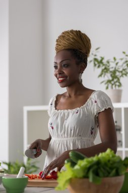 Afrikalı kadın salata hazırlık