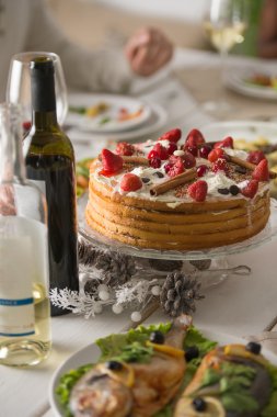 Tablo yemek ve şarap dolu