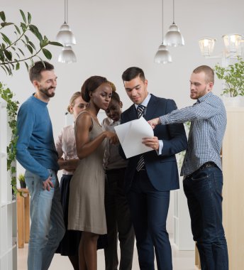 İş Ekibi Belgeleri Tartışıyor