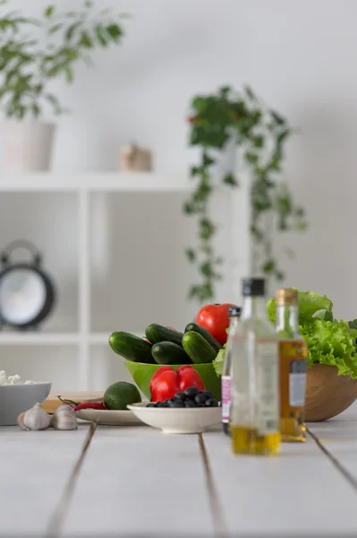 Salade ingrediënten op tafel — Stockfoto