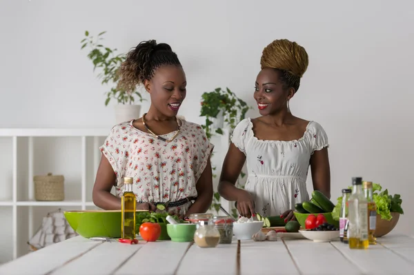 Duas jovens africanas Cozinhar — Fotografia de Stock