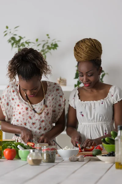 Två unga afrikanska kvinnor matlagning — Stockfoto