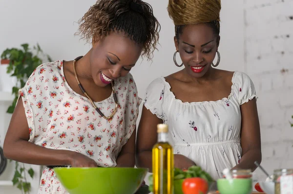 Dos jóvenes africanas cocinando — Foto de Stock