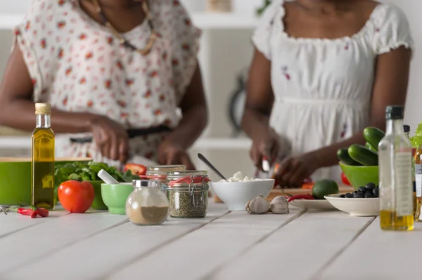 Dwie kobiety afrykańskie gotowanie sałatka — Zdjęcie stockowe
