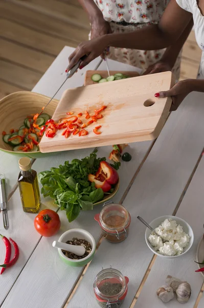 Två afrikanska kvinnor matlagning sallad — Stockfoto