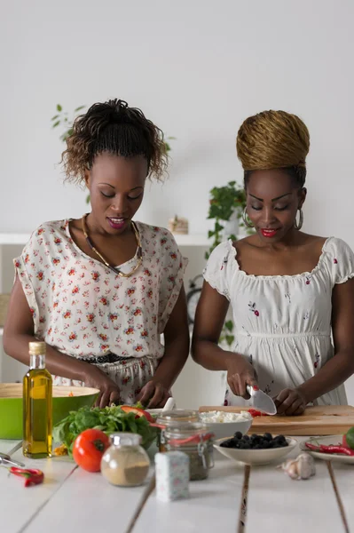Δύο αφρικανικές γυναίκες μαγείρεμα σαλάτα — Φωτογραφία Αρχείου