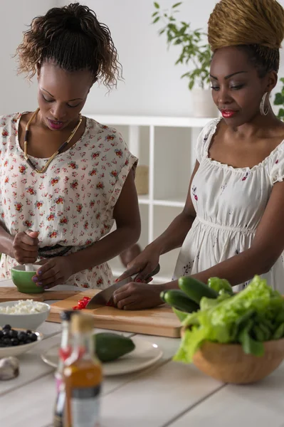 Dwie kobiety afrykańskie gotowanie sałatka — Zdjęcie stockowe