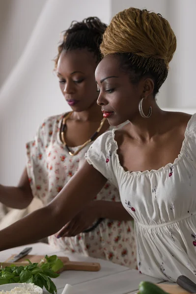 Due giovani donne africane cucina — Foto Stock