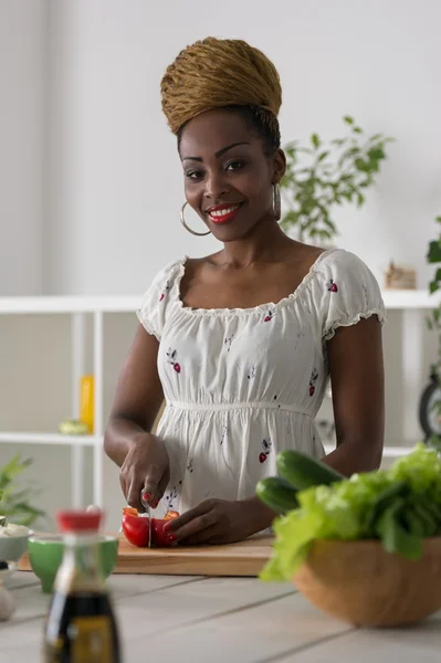 Mulher Africana preparando Salada — Fotografia de Stock