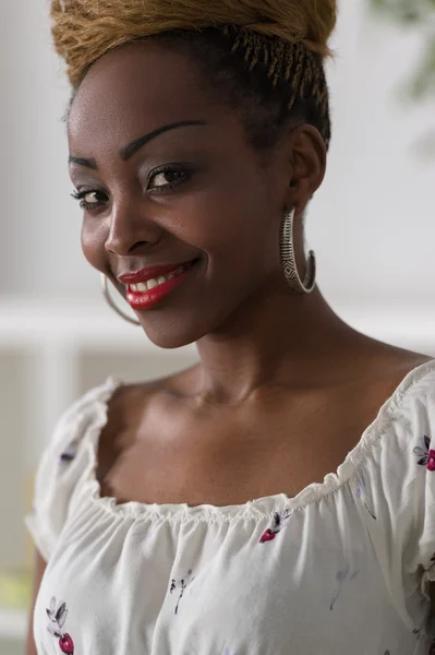 Retrato de hermosa mujer africana — Foto de Stock