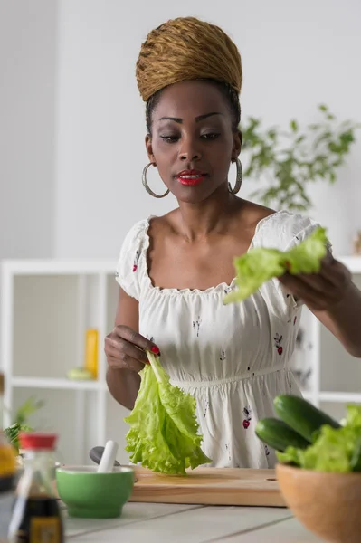 Mulher Africana preparando Salada — Fotografia de Stock