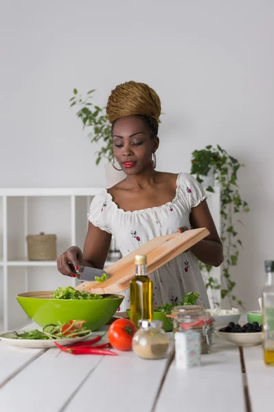 Donna africana che prepara insalata — Foto Stock