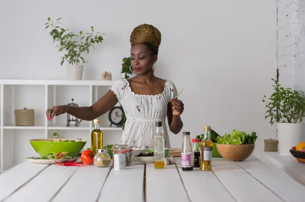 African woman preparing salad — Stock Photo, Image