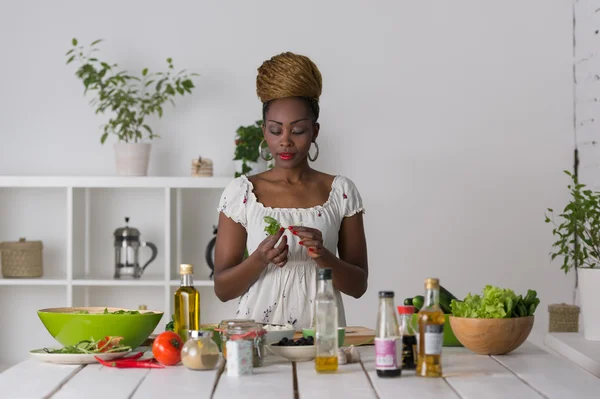 サラダを準備するアフリカの女性 — ストック写真