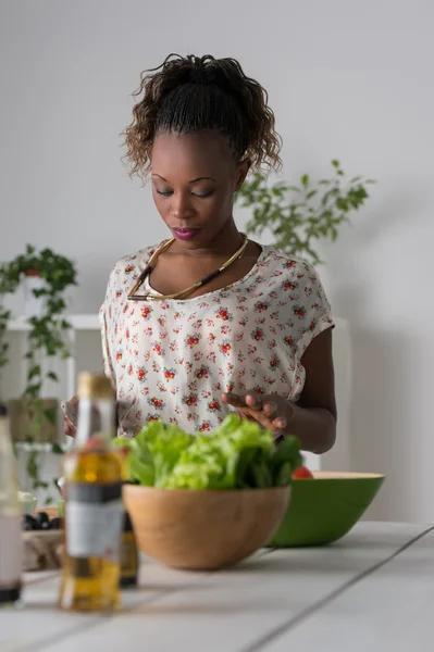 Donna africana che prepara insalata — Foto Stock