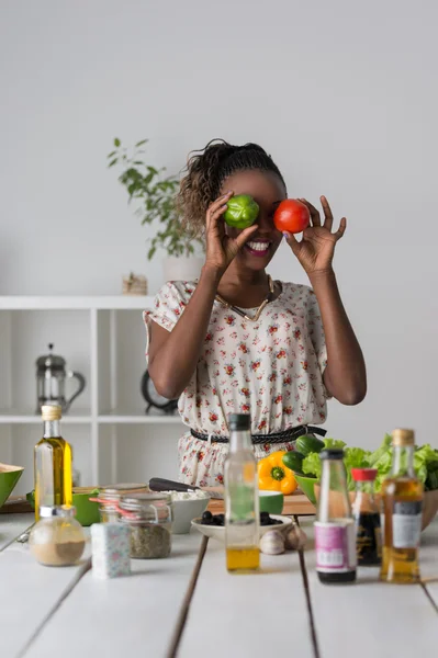 Mujer africana preparando ensalada —  Fotos de Stock