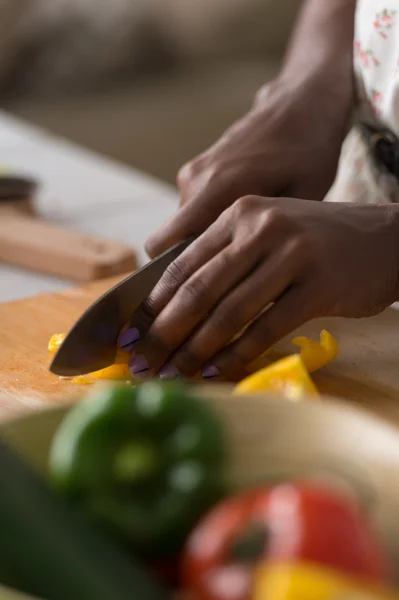 Afrikanerin bereitet Salat zu — Stockfoto