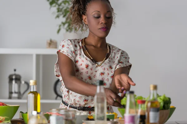 Mulher Africana preparando Salada — Fotografia de Stock