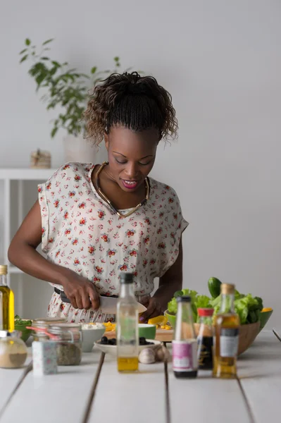 Mulher Africana preparando Salada — Fotografia de Stock