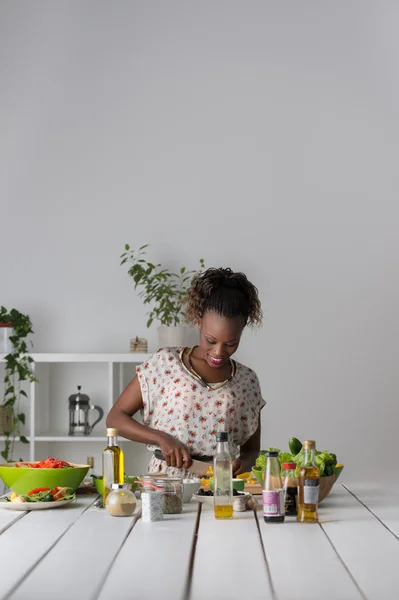 Mulher Africana preparando Salada — Fotografia de Stock