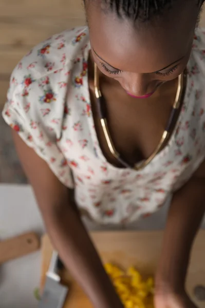 サラダを準備するアフリカの女性 — ストック写真