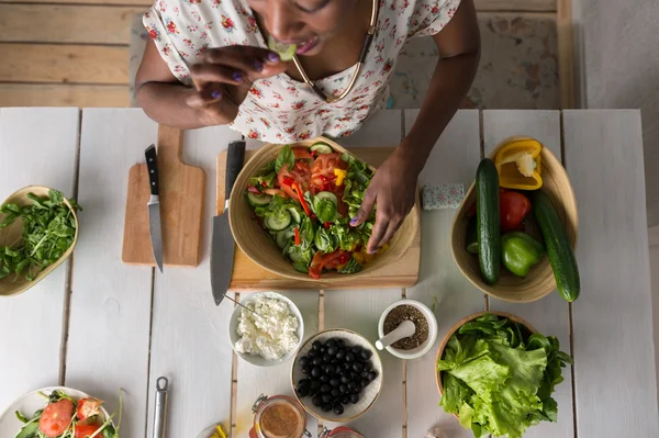 African Woman preparing Salad — Stock Photo, Image