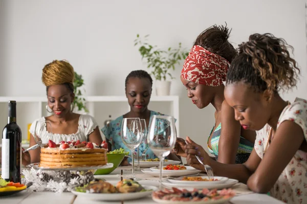 Amigos disfrutando de la comida — Foto de Stock