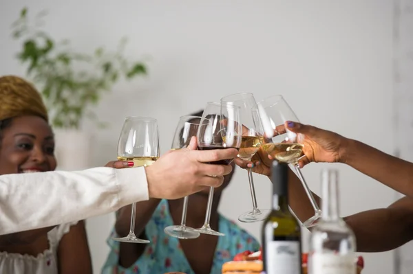 Jóvenes amigos disfrutando de la comida en casa —  Fotos de Stock