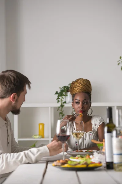 Multiracial par njuter av måltid — Stockfoto
