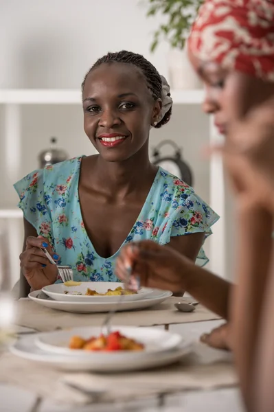 Amigos disfrutando de la comida —  Fotos de Stock